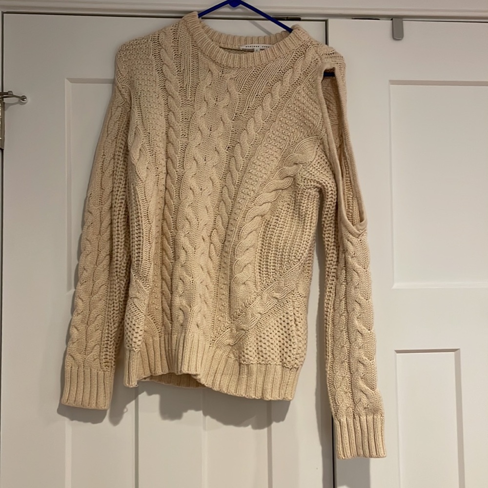 Cable knit open sleeve sweater